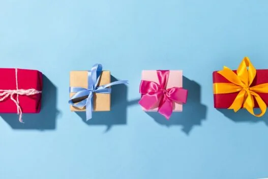 Forskellige studentergaver til ham